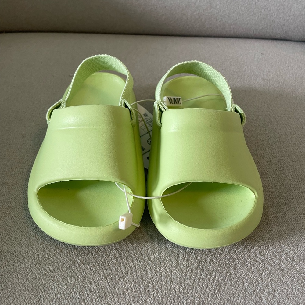 ZARA BABY/ MONOCHROMATIC RUBBERIZED SANDALS - Picture 2 of 7